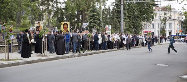 Колонна верующих собирается, что пойти навстречу шествию представителей ЛГБТ-сообщества - Sputnik Moldova