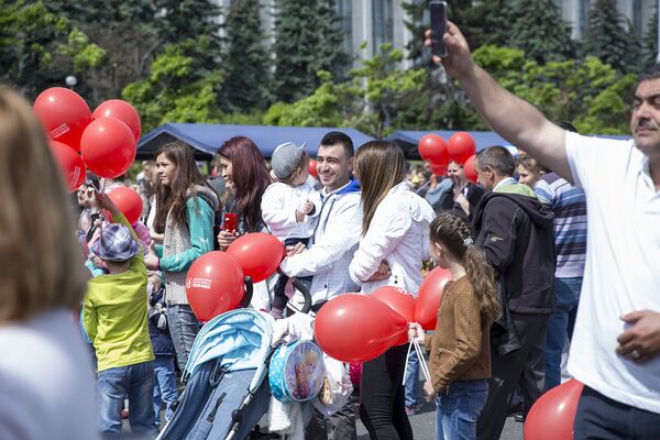 Тысячи взрослых вместе с детьми пришли на праздник семьи на центральнуюплощадь Кишинева - Sputnik Молдова