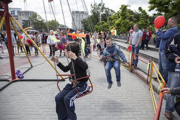 Маленькие гости праздника смогли вдоволь насладиться катанием на каруселях - Sputnik Молдова