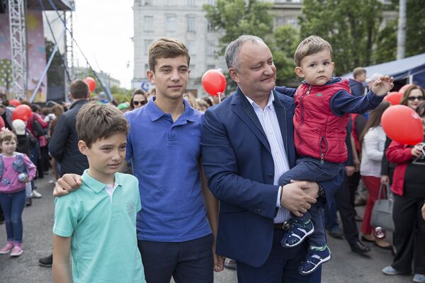 Праздник семьи в центре Кишинева посетил президент Молдовы Игорь Додон вместе со своими сыновьями - Sputnik Молдова