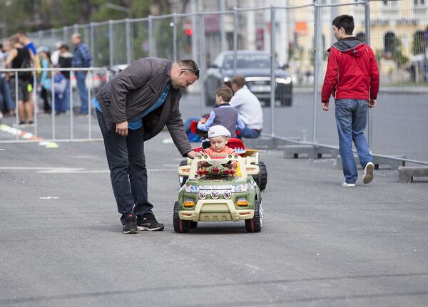 Дети с восторгом и интересом управляли миниатюрными авто, а взрослые только и успевали за малышами - Sputnik Молдова