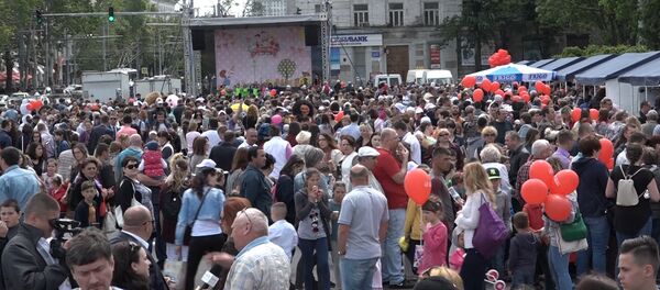 Праздник семьи в центре Кишинева: дети в восторге - Sputnik Молдова