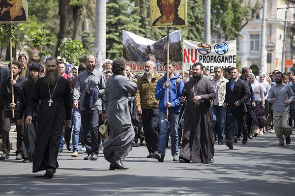 Колонна верующих идет навстречу шествию представителей ЛГБТ-сообщества - Sputnik Молдова