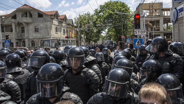 Poliția îi protejează pe reprezentanții comunității LGBT, care mărșăluiesc în centrul Chișinăului - Sputnik Moldova