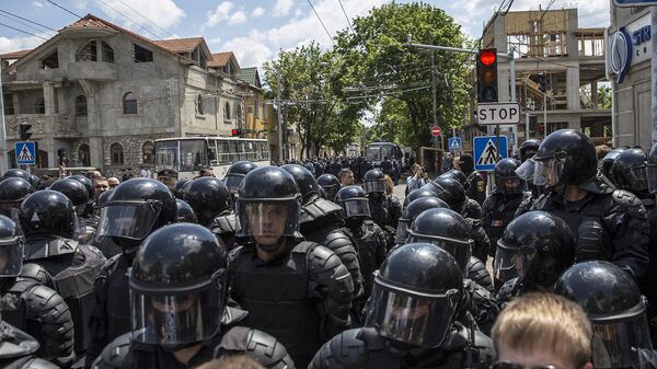Poliția îi protejează pe reprezentanții comunității LGBT, care mărșăluiesc în centrul Chișinăului, imagine din arhiva foto - Sputnik Moldova