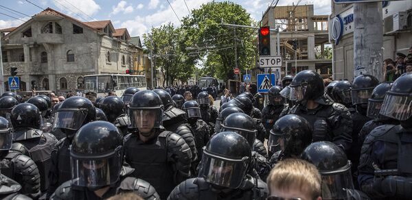 Poliția îi protejează pe reprezentanții comunității LGBT, care mărșăluiesc în centrul Chișinăului Poliția îi protejează pe reprezentanții comunității LGBT, care mărșăluiesc în centrul Chișinăului - Sputnik Moldova