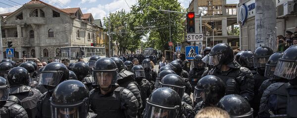 Poliția îi protejează pe reprezentanții comunității LGBT, care mărșăluiesc în centrul Chișinăului - Sputnik Moldova