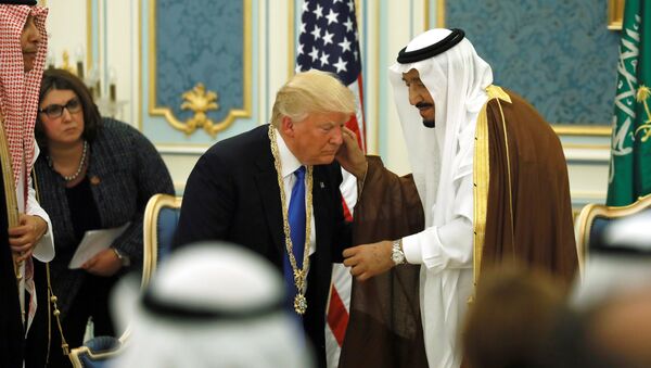 Saudi Arabia's King Salman bin Abdulaziz Al Saud (R) presents U.S. President Donald Trump (C) with the Collar of Abdulaziz Al Saud Medal at the Royal Court in Riyadh, Saudi Arabia May 20, 2017. Picture taken May 20, 2017 - Sputnik Moldova-România