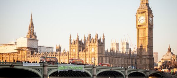 'Migrants Welcome Here' banner hanging over Westminster Bridge, London - Sputnik Moldova-România