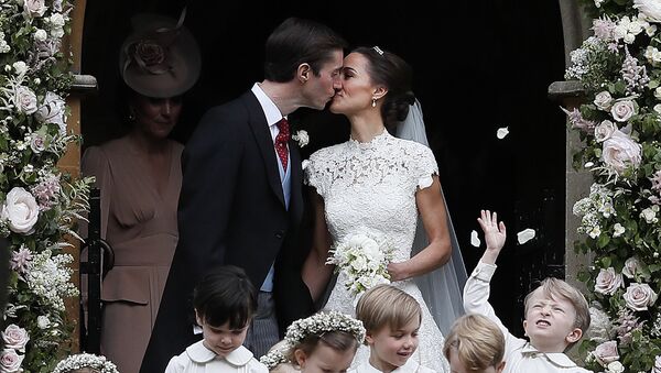 Pippa Middleton, sora ducesei de Cambridge, s-a căsătorit astăzi în comitatul englez Berkshire cu milionarul James Matthews - Sputnik Moldova