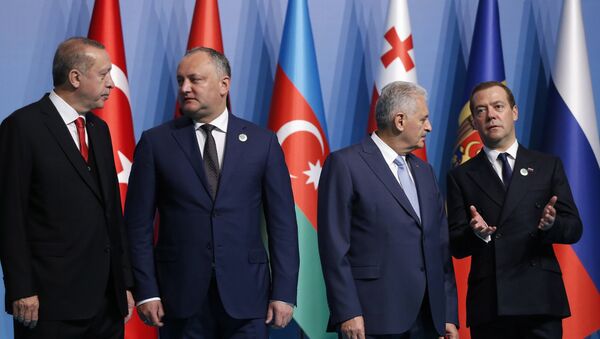 Igor Dodon, alături de Dmitri Medvedev și Taiyyp Erdogan, la summit-ul OCEMN - Sputnik Moldova