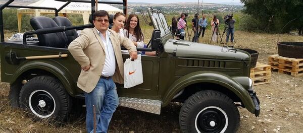 Владислав Думанов и ретро-автомобиль - Sputnik Молдова