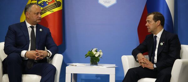 Президент Молдовы Игорь Додон и премьер-министр РФ Дмитрий Медведев на саммите ОЧЭС в Стамбуле Президент Молдовы Игорь Додон и премьер-министр РФ Дмитрий Медведев на саммите ОЧЭС в Стамбуле - Sputnik Молдова