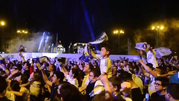 Тысячи фанатов мадридского Реала праздновали победу команды - Sputnik Молдова