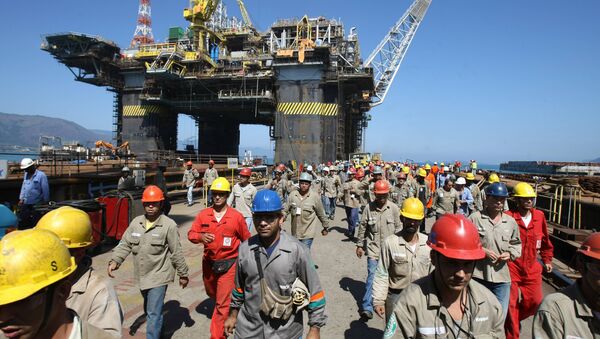 A whole shift of workers leave at lunchtime the Petrobras P-51 semi-submersible off-shore oil platform construction site at the Brasfelf shipyard in Angra dos Reis, 180 km south of Rio de Janeiro, Brazil (File) - Sputnik Moldova-România