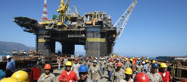 A whole shift of workers leave at lunchtime the Petrobras P-51 semi-submersible off-shore oil platform construction site at the Brasfelf shipyard in Angra dos Reis, 180 km south of Rio de Janeiro, Brazil (File) - Sputnik Moldova-România