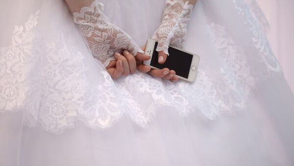 Невеста с телефоном. Архивное фото - Sputnik Молдова