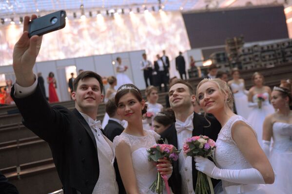 Участники пятнадцатого благотворительного Венского Бала в Гостином дворе в Москве - Sputnik Молдова