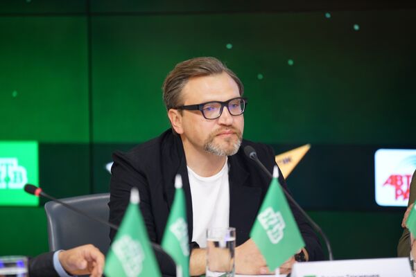 Ведущий Вадим Такменёв Ведущий Вадим Такменёв - Sputnik Молдова