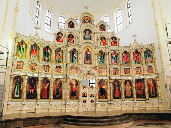 Единственный в Москве фарфоровый иконостас, установленный в храме Живоначальной Троицы на Каширском шоссе - Sputnik Молдова