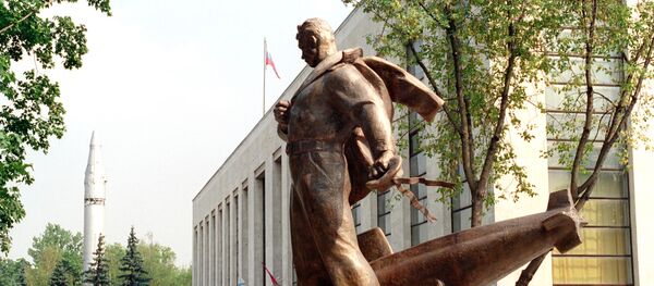 Памятник морякам погибшей атомной подводной лодки Курск Памятник морякам погибшей атомной подводной лодки Курск - Sputnik Молдова