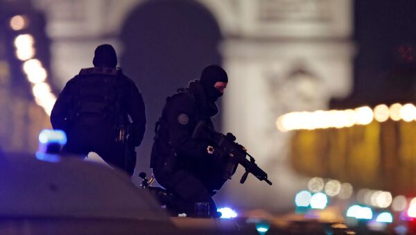 La police au centre de Paris suite à une attaque sur les Champs-Elysées - Sputnik Moldova-România