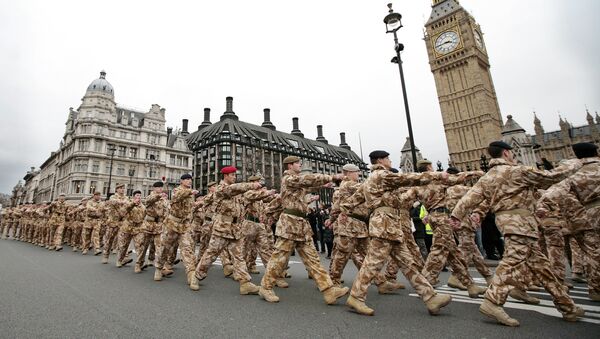 Soldiers from the British 7th Armoured Brigade who have returned from service on operations in Iraq march past Big Ben in London (File) - Sputnik Moldova-România