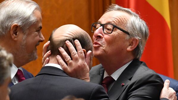 Președintele Comisiei Europene Jean Claude Juncker (D) sărută fostul președinte al României, Traian Băsescu, 11 mai 2017 - Sputnik Moldova-România