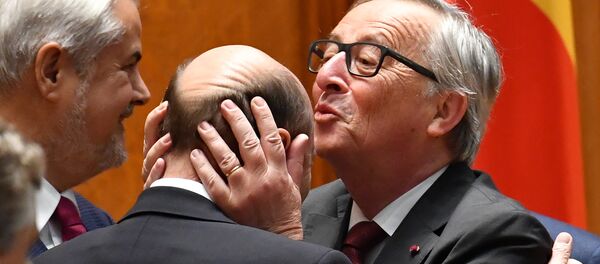 Președintele Comisiei Europene Jean Claude Juncker (D) sărută fostul președinte al României, Traian Băsescu, 11 mai 2017 - Sputnik Moldova-România