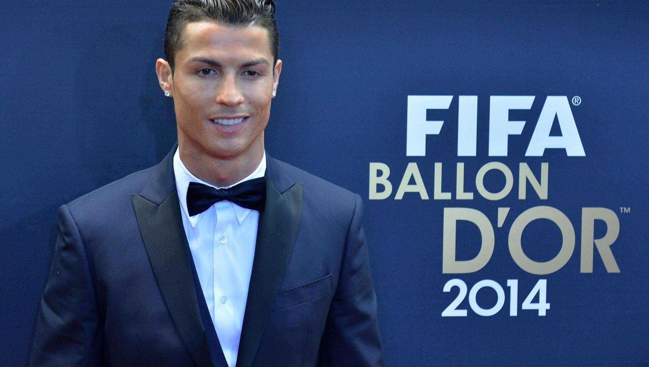 Сколько зарабатывает роналду в рублях. Золотой мяч. FIFA 2014 Ronaldo. Сколько зарабатывает Роналду.