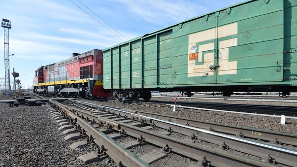 Тепловоз с грузовыми вагонами на путях - Sputnik Молдова