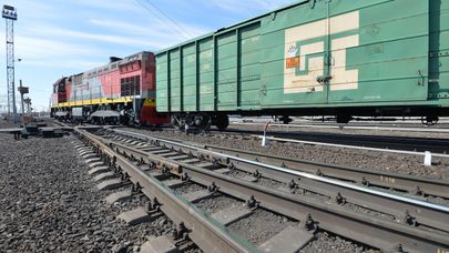 Тепловоз с грузовыми вагонами на путях