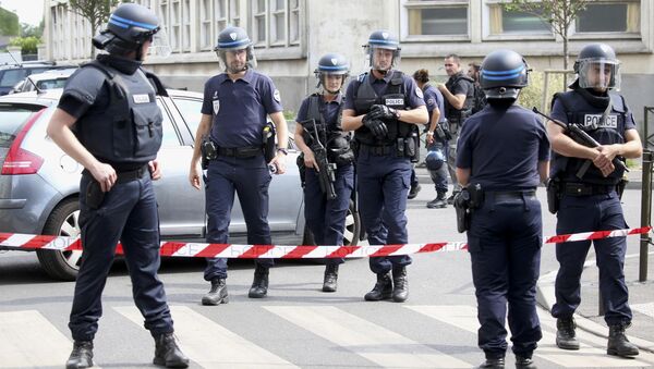 French police secure a street as members of special forces carried out counter-terrorism swoop at different locations in Argenteuil, a suburb in northern Paris, France, July 21, 2016 - Sputnik Moldova-România