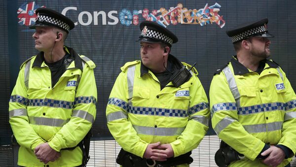Police stand guard near a defaced sign during a demonstration outside the Conservative Party Conference in Manchester, Britain October 6, 2015. - Sputnik Moldova-România