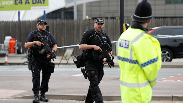Armed police stand near the Manchester Arena in Manchester, Britain May 24, 2017. - Sputnik Moldova-România