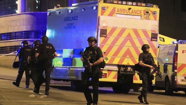 Police stand near an ambulance at Manchester Arena after reports of an explosion at the venue during an Ariana Grande concert on Monday, May 22, 2017. - Sputnik Moldova-România