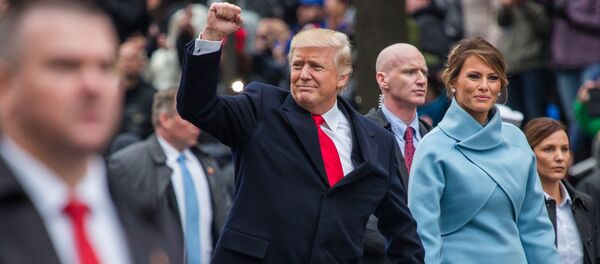 Президент США Дональд Трамп и его супруга Меланья во время парада в честь инаугурации в Вашингтоне Президент США Дональд Трамп и его супруга Меланья во время парада в честь инаугурации в Вашингтоне - Sputnik Молдова