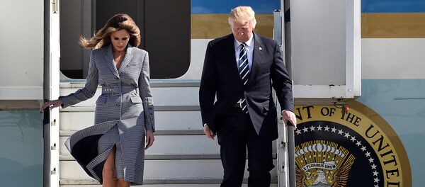 Президент США Дональд Трамп и первая леди Мелания Трамп в Брюссельском аэропорту - Sputnik Молдова