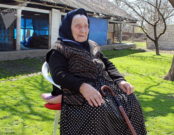 102-летняя Разия Набиева о секрете долголетия: я всегда много работала 102-летняя Разия Набиева о секрете долголетия: я всегда много работала - Sputnik Молдова