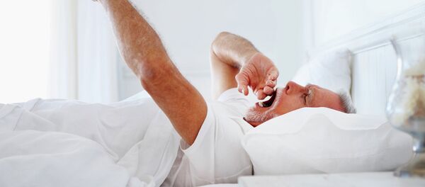 Мужчина просыпается после сна, архивное фото.  - Sputnik Молдова