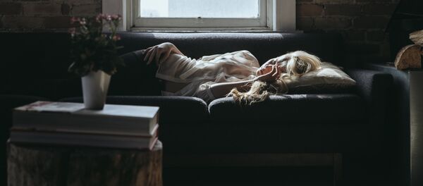 O fată doarme pe canapea - Sputnik Moldova-România