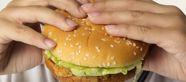 Мальчик ест бургер - Sputnik Moldova-România