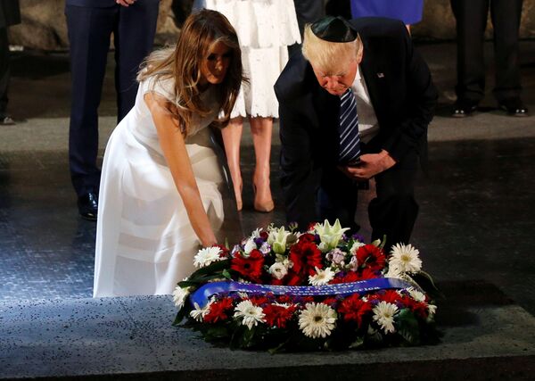 Первая леди США Меланья Трамп  и президент США Дональд Трамп в мемориале Яд ва-Шем в Иерусалиме - Sputnik Молдова