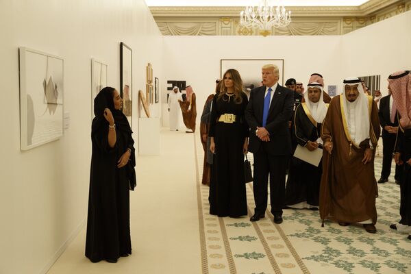 Президент США Дональд Трамп c женой Меланьей и король Саудовской Аравии Салман бен Абдель Азиз Аль Сауд на выставке современного искусства а в Эр-Рияде - Sputnik Молдова