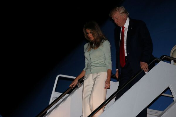 Президент США Дональд Трамп с женой Меланьей сходят с борта номер 1 после окончания первого международного турне - Sputnik Молдова