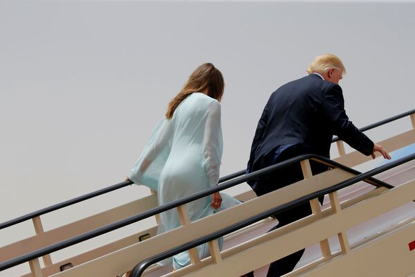 Президент США Дональд Трамп с женой Меланьей во время посадки в самолет - Sputnik Молдова