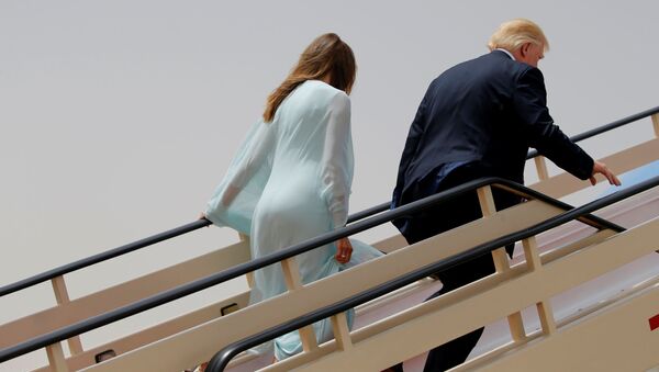 Президент США Дональд Трамп с женой Меланьей во время посадки в самолет  - Sputnik Молдова