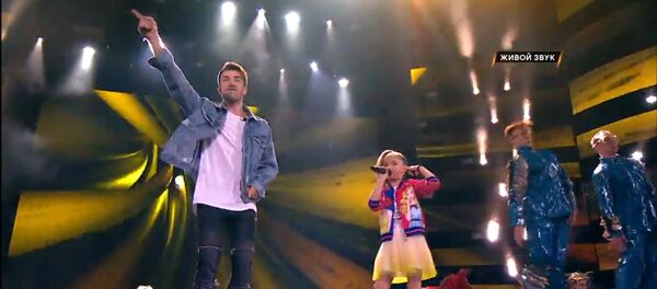 Dragostea din tei в исполнении дуэта восьмилетней молдаванки Анны Ерхан и бывшего солиста группы O-zone - Sputnik Moldova