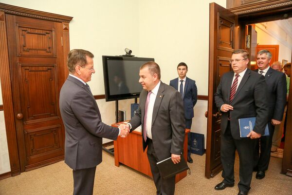 Întrevederea dintre consulul general al României la Rostov pe Don, Daniel Mihai Rășică, și guvernatorul regiunii Astrahan, Aleksandr Jilkin Întrevederea dintre consulul general al României la Rostov pe Don, Daniel Mihai Rășică, și guvernatorul regiunii Astrahan, Aleksandr Jilkin - Sputnik Moldova-România