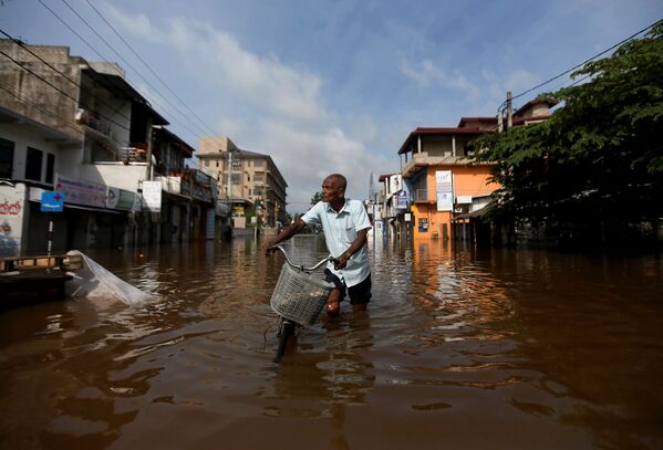 На Шри-Ланке жертвами наводнения и оползней стали свыше ста человек. На острове прошли сильнейшие за последние 14 лет ливни - Sputnik Молдова